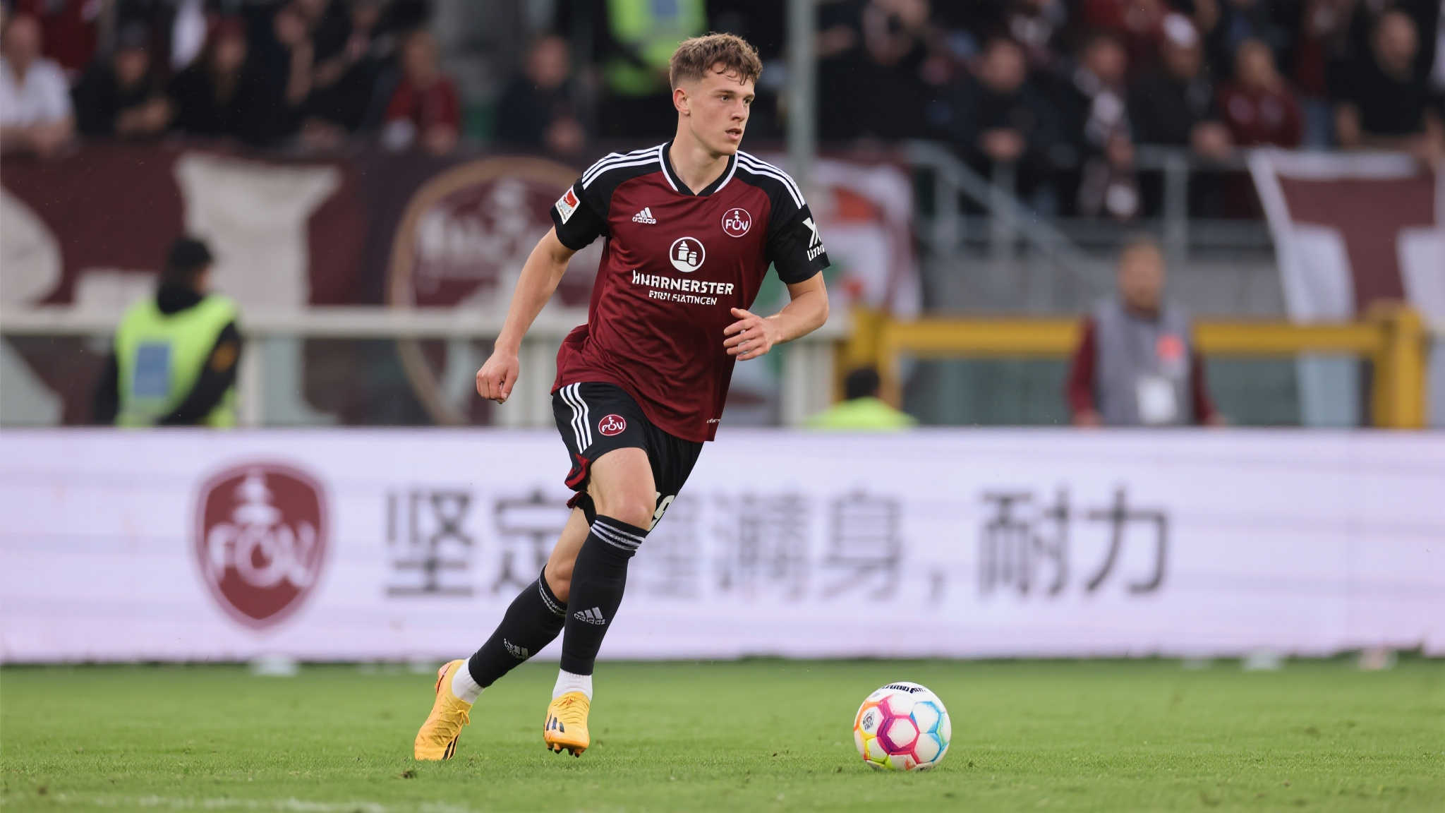 切尔西热刺盯上穆阿尼,他无心英超倾向留守尤文 作为一名年轻有为却不乏稳健成熟风格的前锋,从法兰克